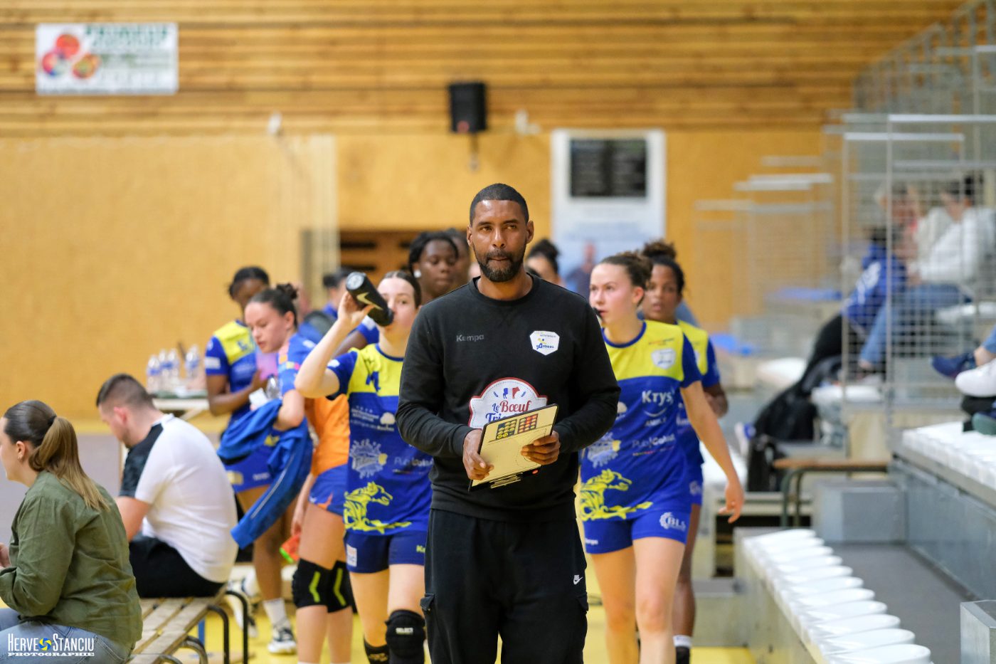 Adriano Marlin dirigeant un temps mort